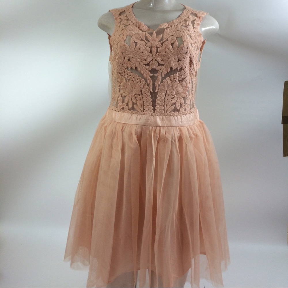 🌻*911 Beautiful En Cream dress ✨
