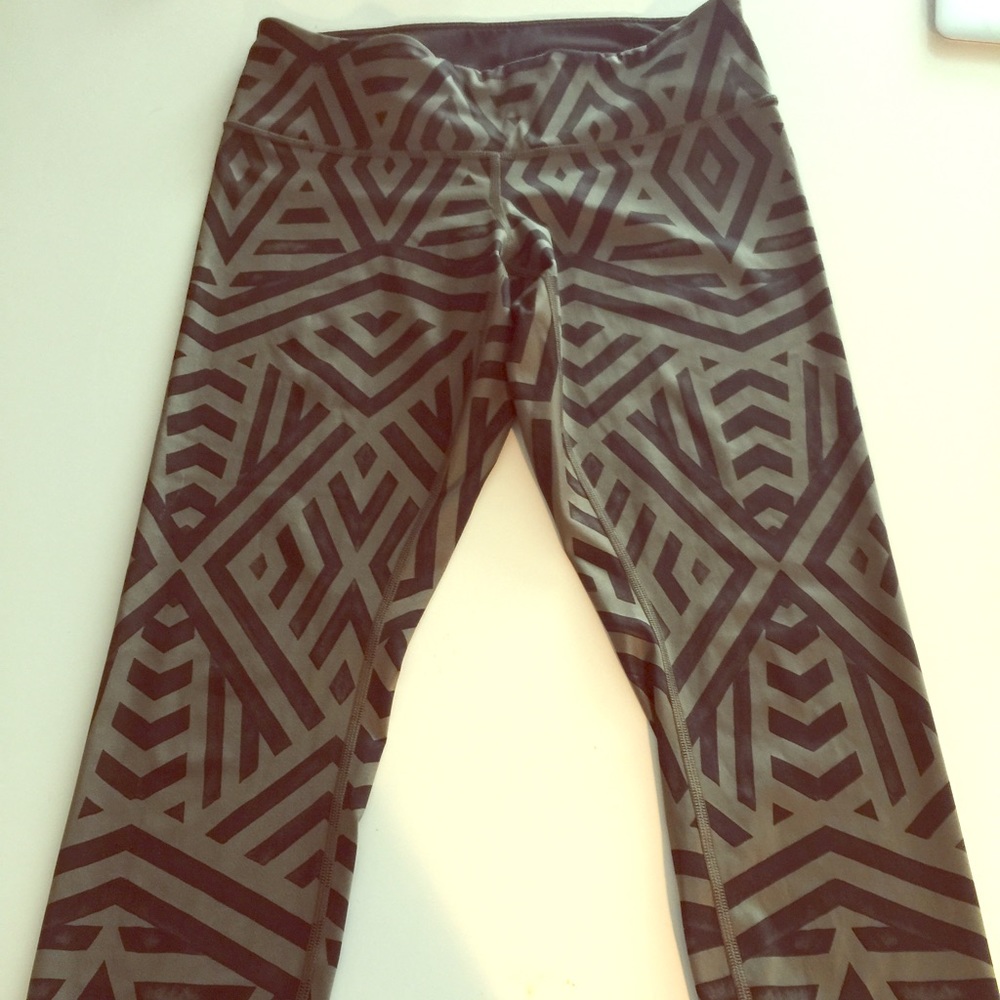 Lululemon crops. Flawless condition.Green/Black.