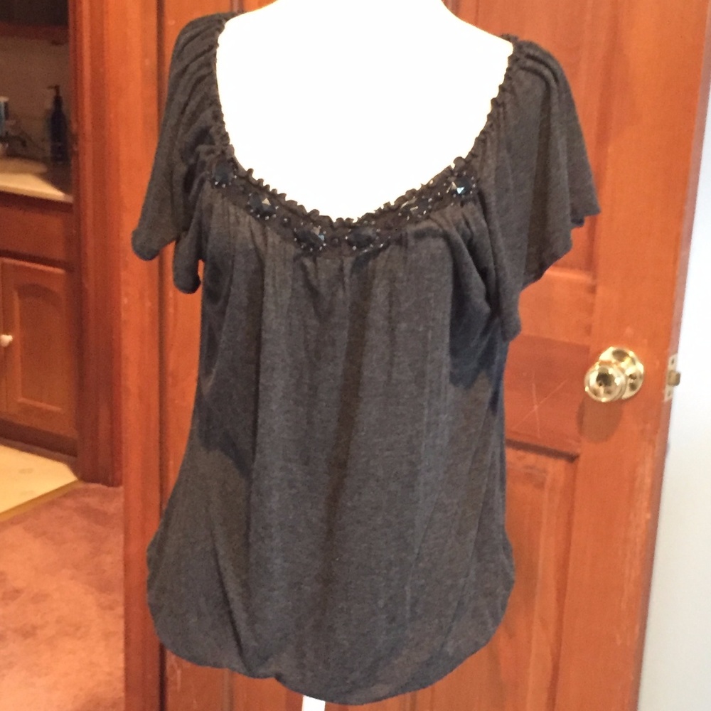 FREE🆓 w/ $25 purchase- Gray tee w/ flowy sleeves