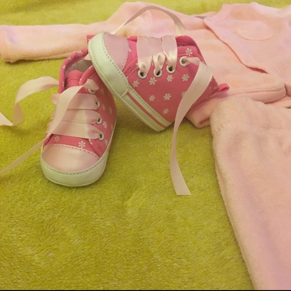 Pink infant 2 piece and shoes - Picture 3 of 4
