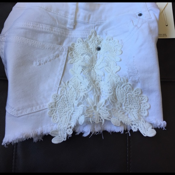 NWT Lace Crochet High Waisted Denim Shorts White - Picture 4 of 4