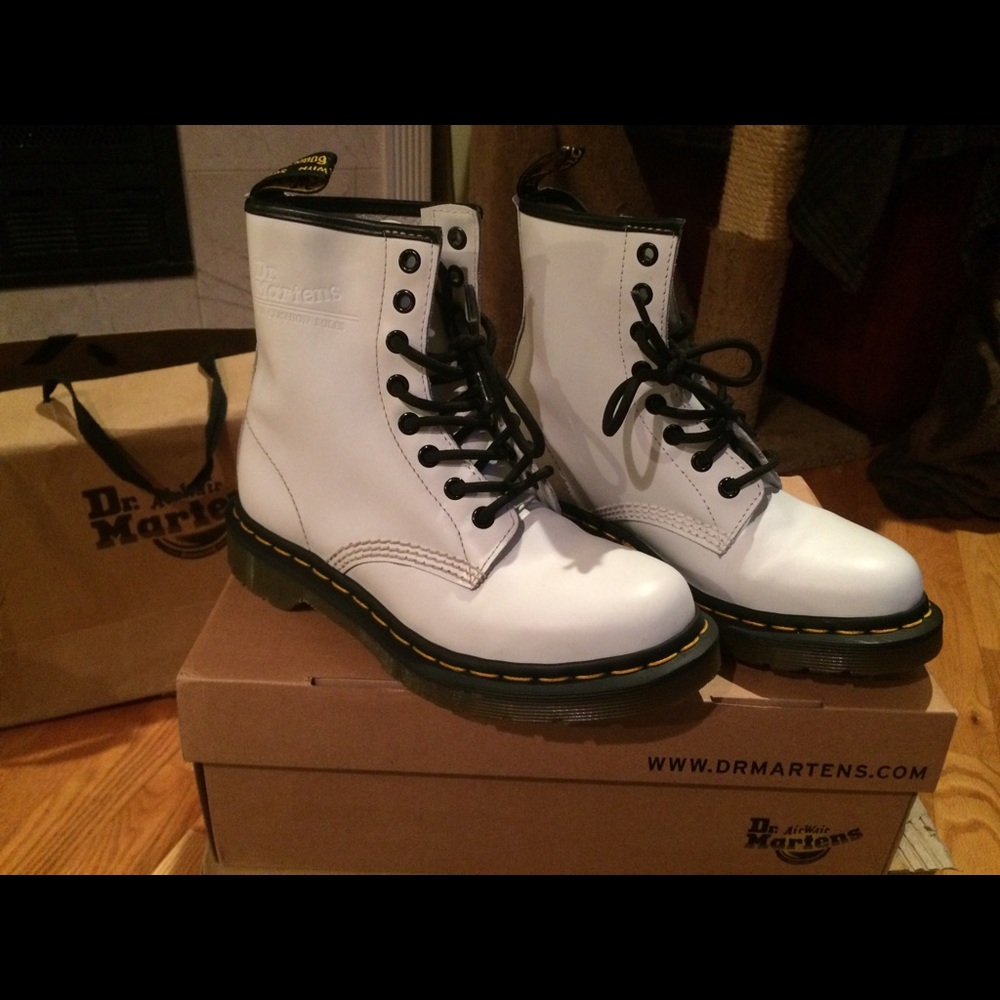 NIB women's 1460 smooth doc martens