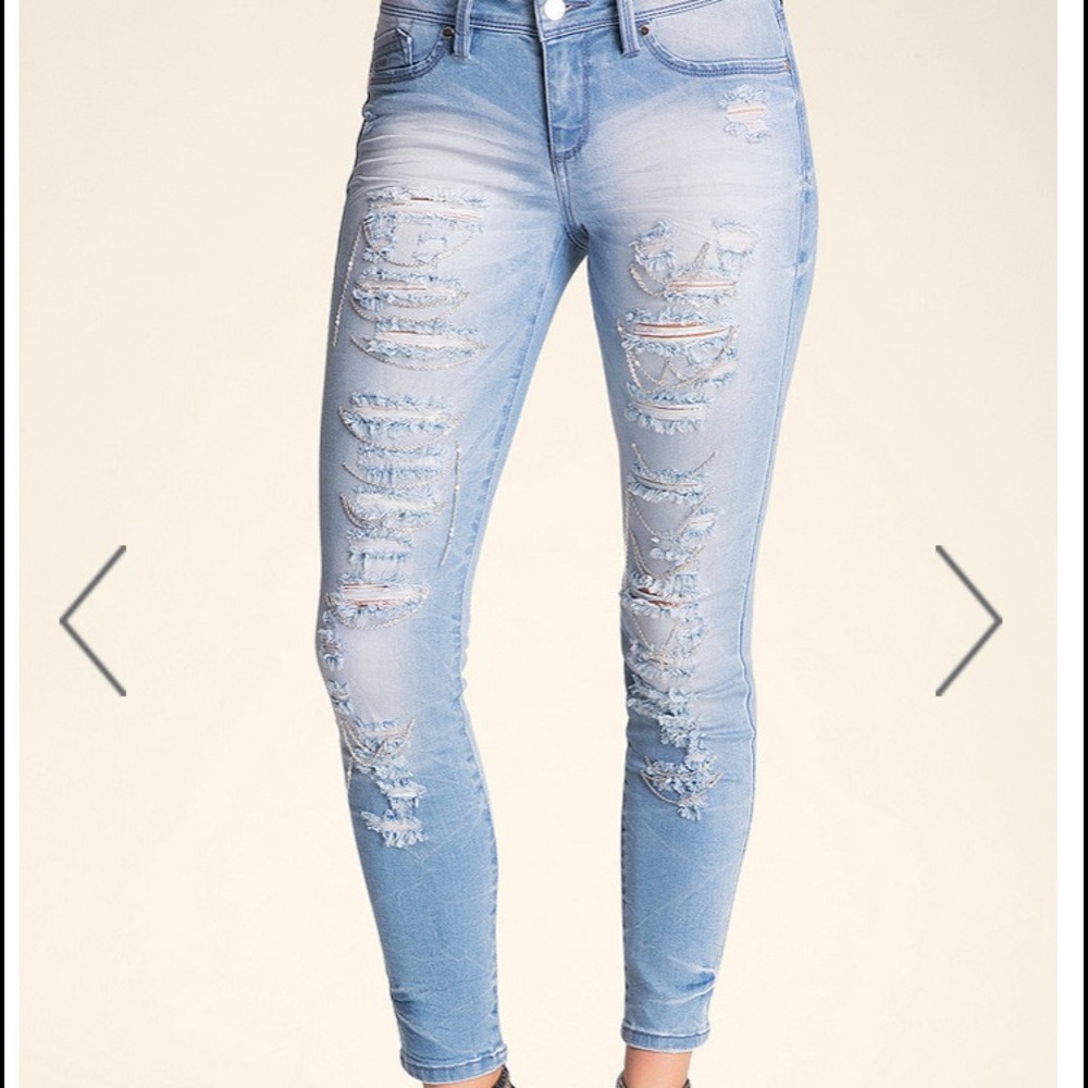 ISO bebe chained & shredded skinnies size 29(8)