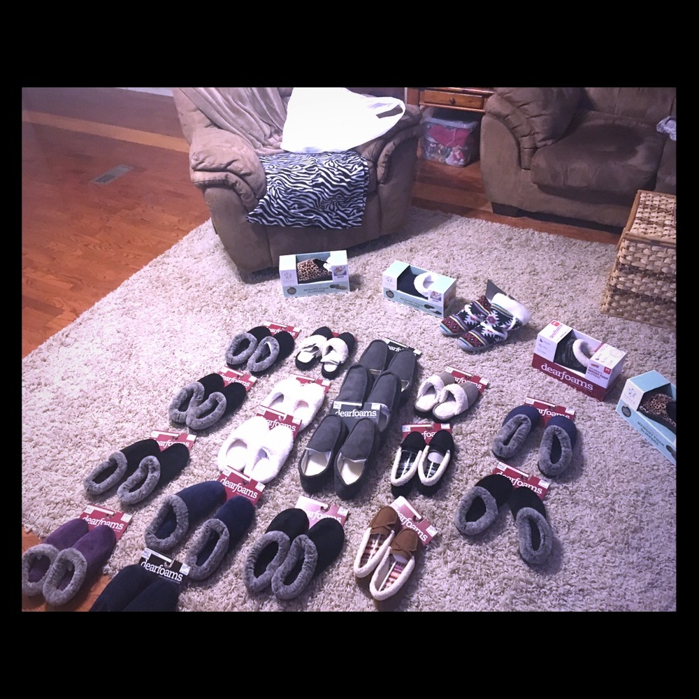 Lot of dearfoam slippers!!