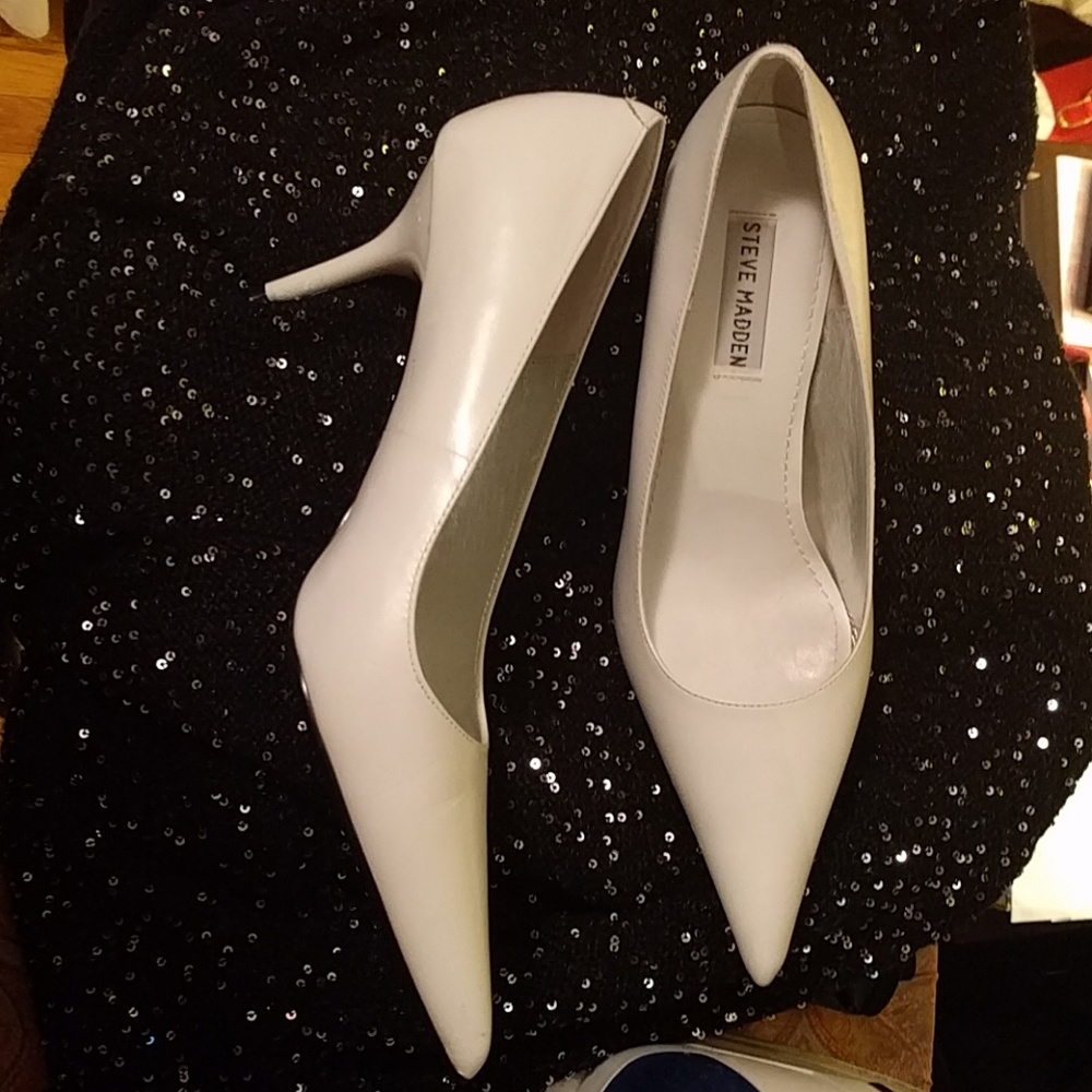 Pointed toe shoes