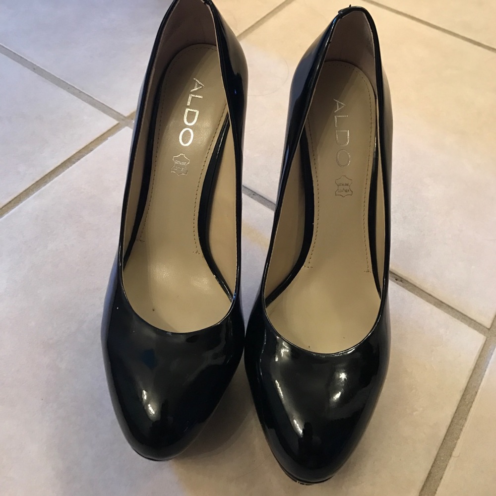 Black platform round toe pumps