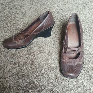 CLARKS Wedge Work Shoe. Size 8.5