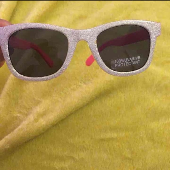 FREE WITH BOUGHT ITEM Infant glitter/pink shades - Picture 2 of 4