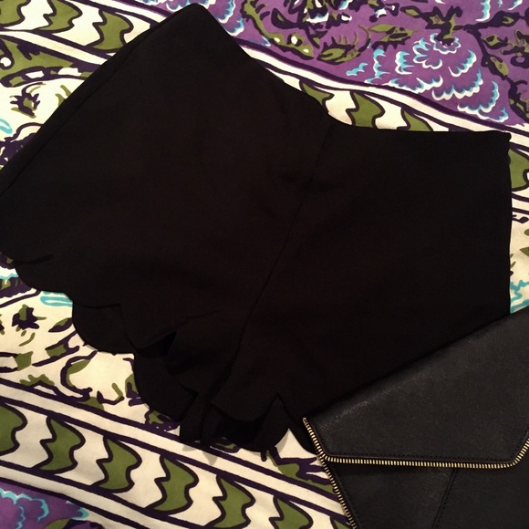 😁SOLD😁Scalloped High Waisted Shorts - Picture 2 of 4