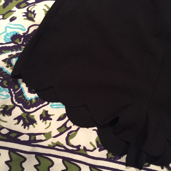 😁SOLD😁Scalloped High Waisted Shorts - Picture 3 of 4