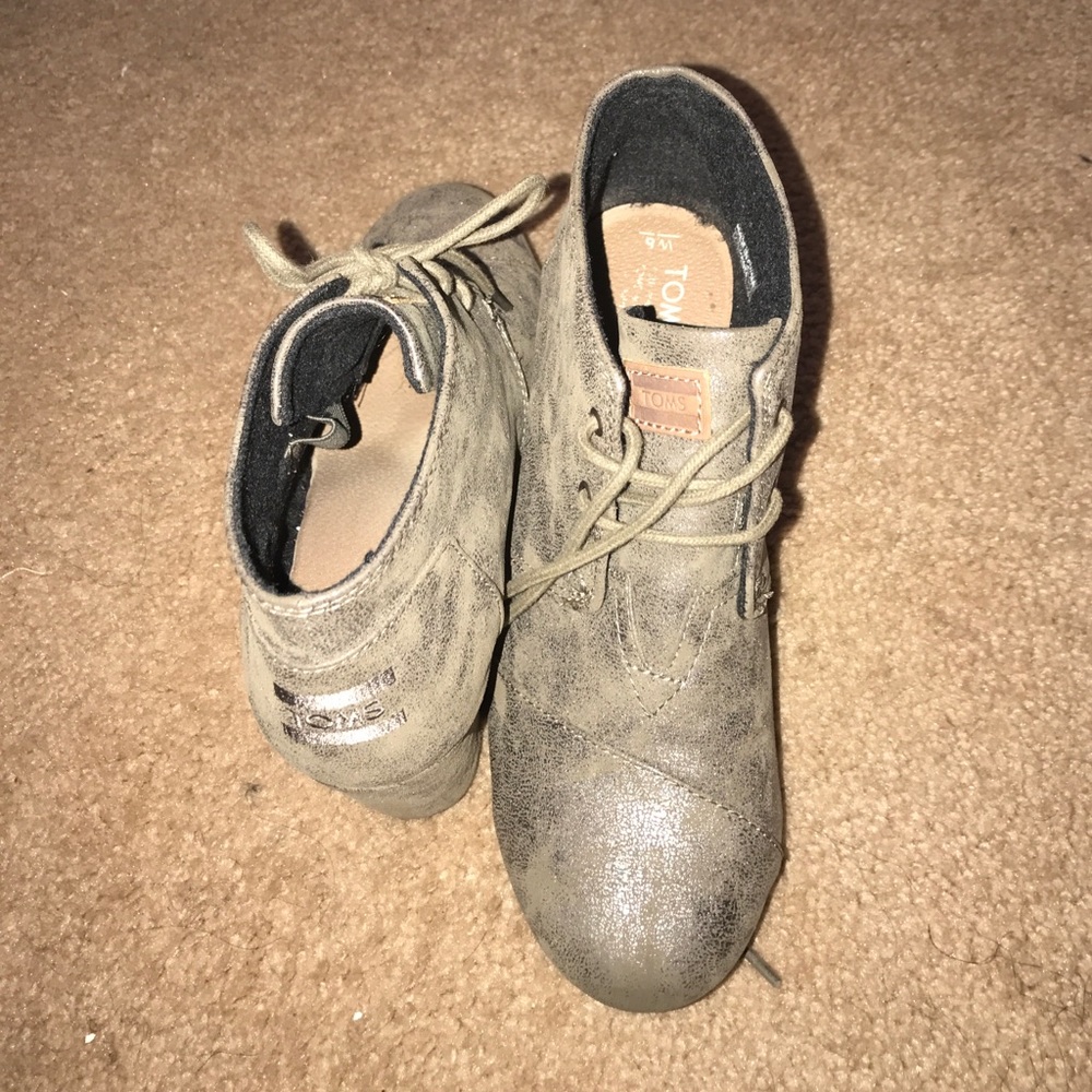 Toms shoe boots! Gentility worn. Women's size 8.