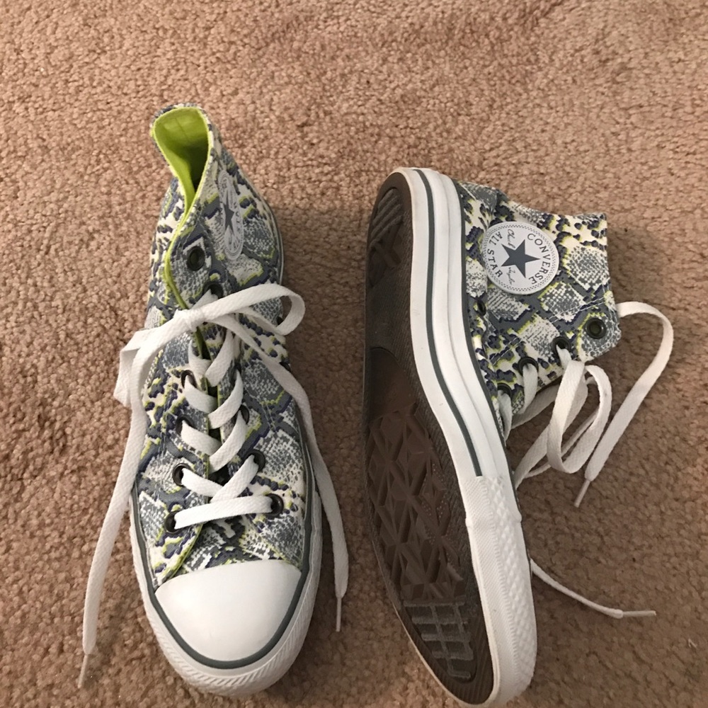 Gentility used converse sneakers.