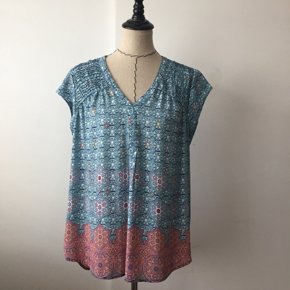 Daniel Rainn Tops - Daniel rainn v neck printed blouse