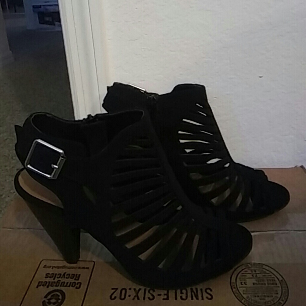 Shoes - Picture 2 of 4