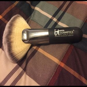 It cosmetics heavenly luxe mega fan brush