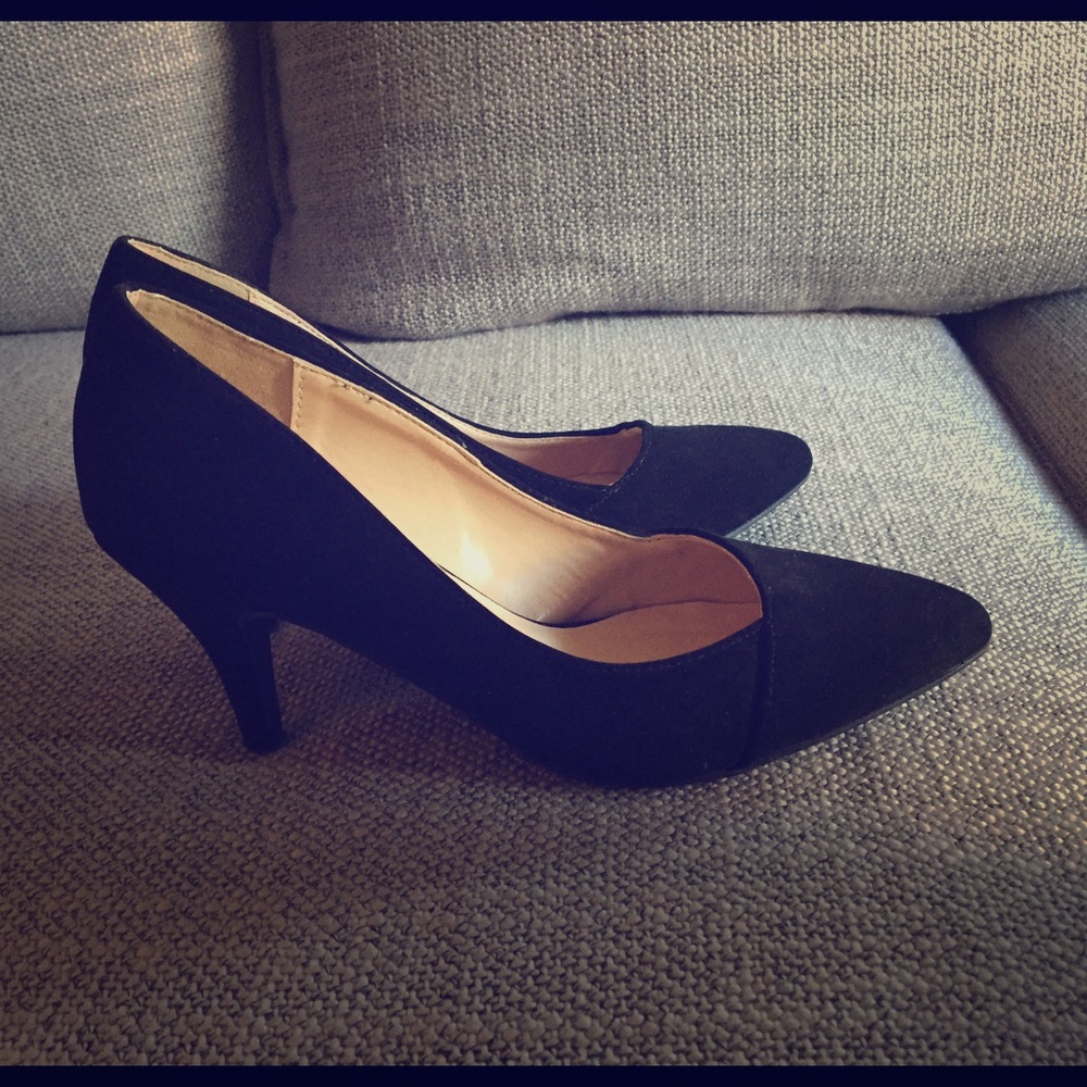 Black Seude pointed pumps