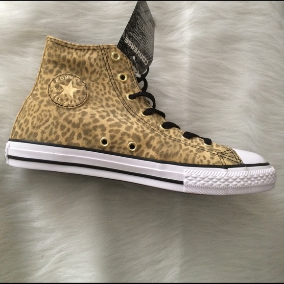 Converse Shoes - 🎉1 HOUR SALE! CONVERSE Womens SHOES SIZE 7