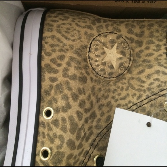 🎉1 HOUR SALE! CONVERSE Womens SHOES SIZE 7 - Picture 4 of 5