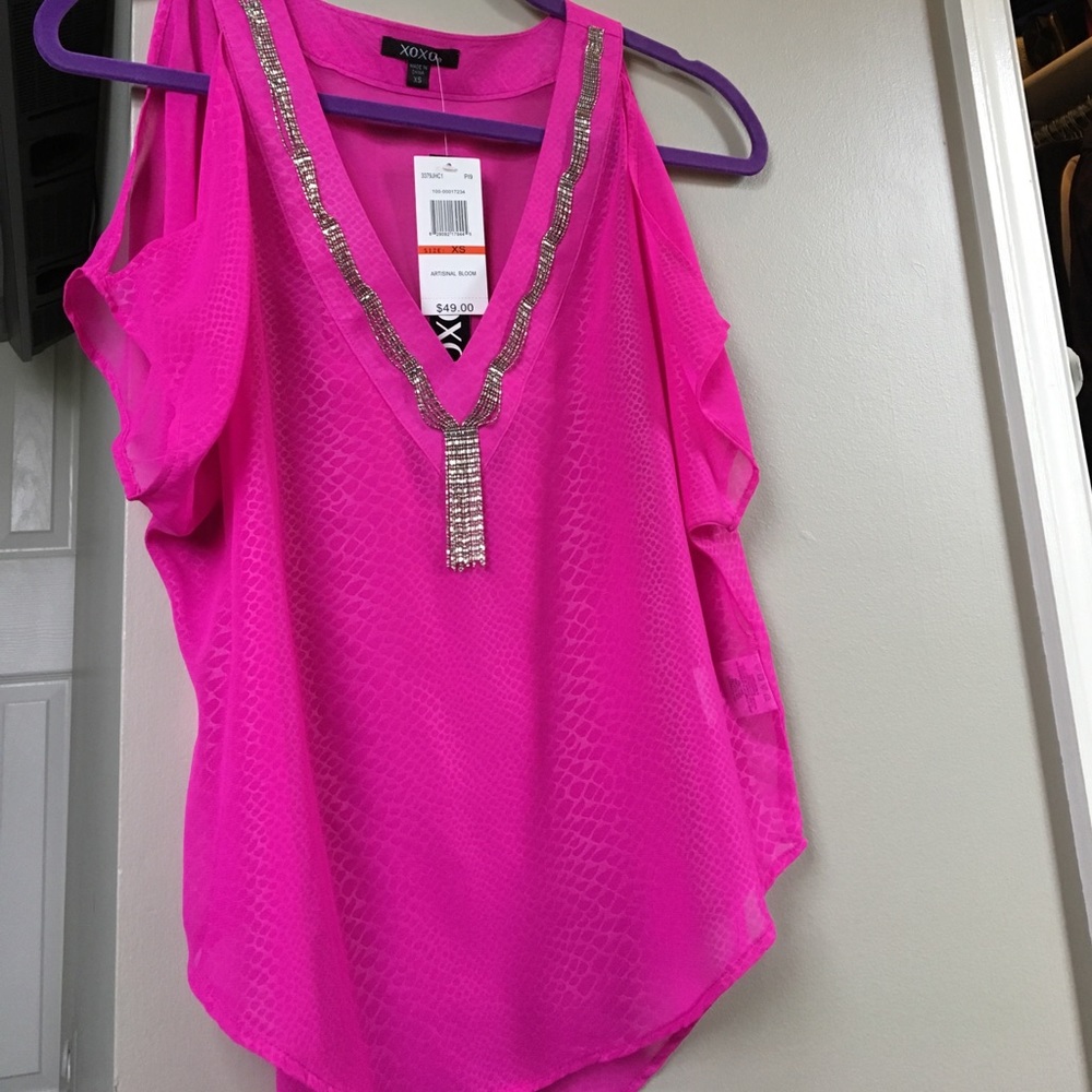 🎀NWT🎀 pink blouse with cut out shoulders