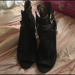 Peep toe booties🌸