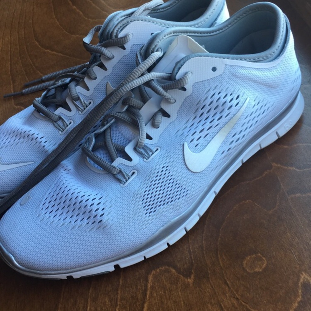 Size 9.5 Nike free run 5.0