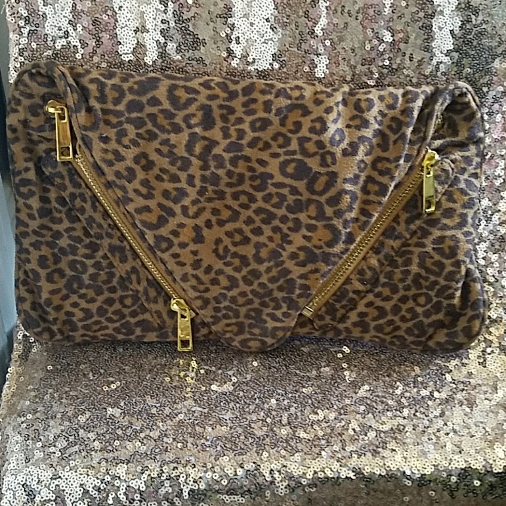 Leopard clutch