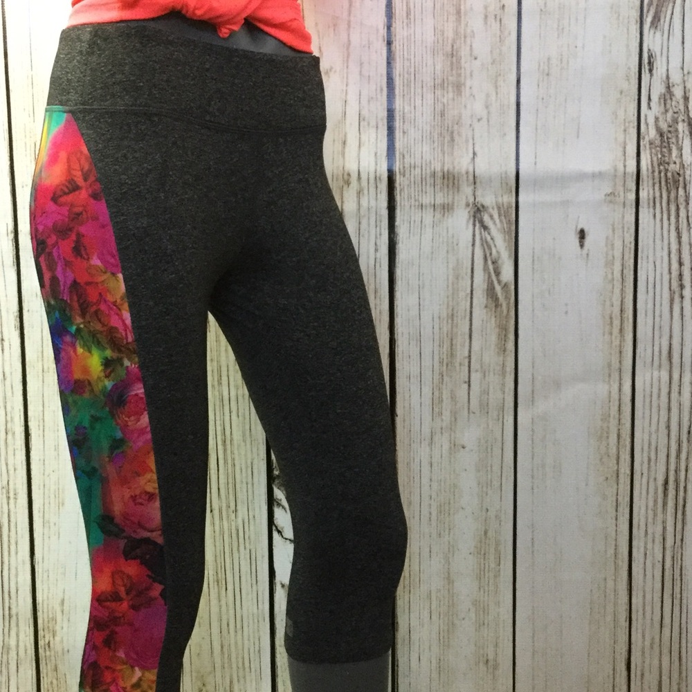 菉‍♀️LuLaRoe Jade noslip, stay put, active Capri - Picture 2 of 7