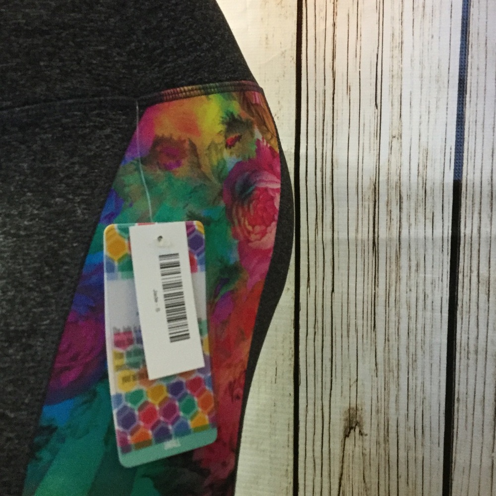 菉‍♀️LuLaRoe Jade noslip, stay put, active Capri - Picture 3 of 7