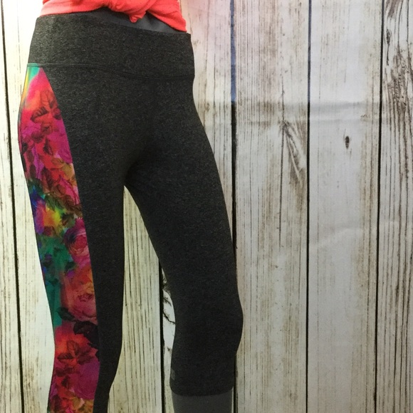 菉‍♀️LuLaRoe Jade noslip, stay put, active Capri - Picture 2 of 7