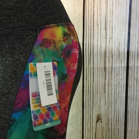 菉‍♀️LuLaRoe Jade noslip, stay put, active Capri - Picture 3 of 7