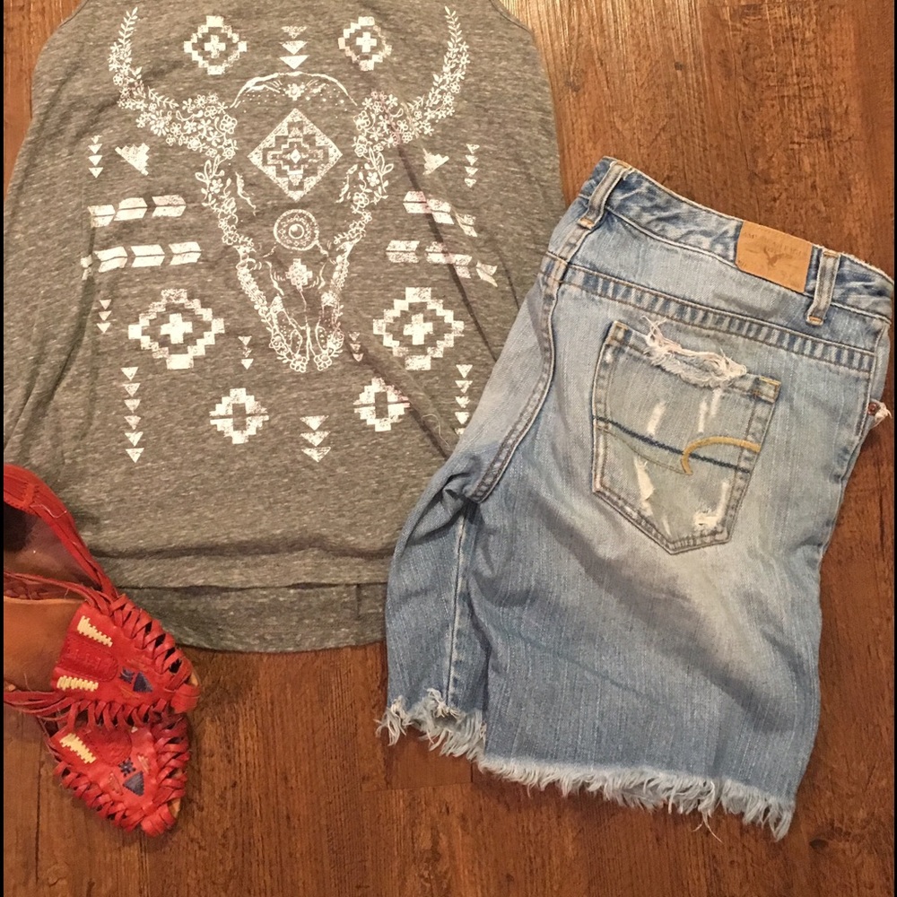 Light wash cutoff shorts