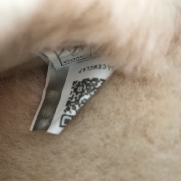 Brand new authentic UGG slippers - Picture 3 of 5