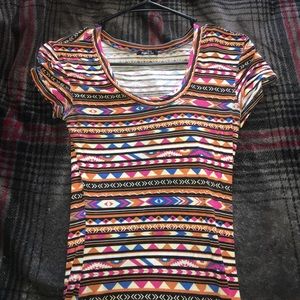 PATTERNED FITTED/STRETCHY T-SHIRT