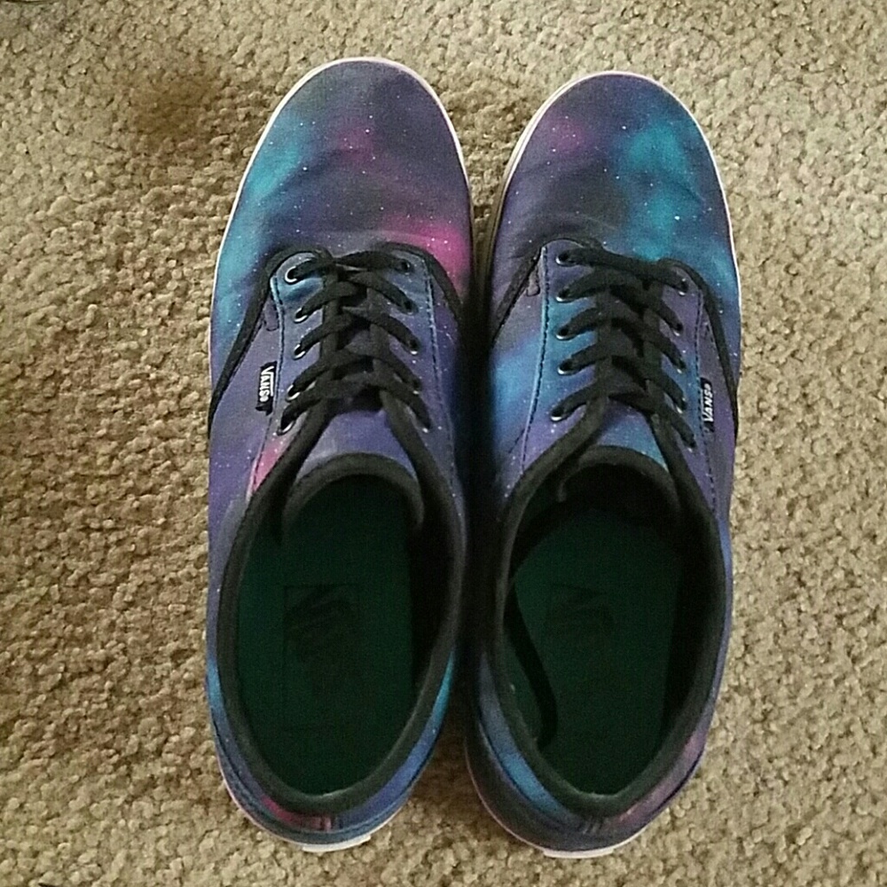 Tennis shoes