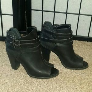 Vera Vang peep toe booties wmn 6.5