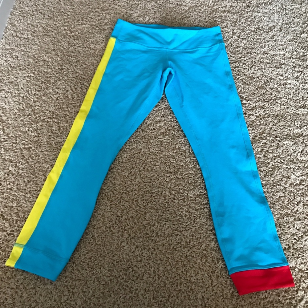 LULULEMON blue capri