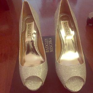 Badgley Mischka Ponderosa Pumps. Size 7