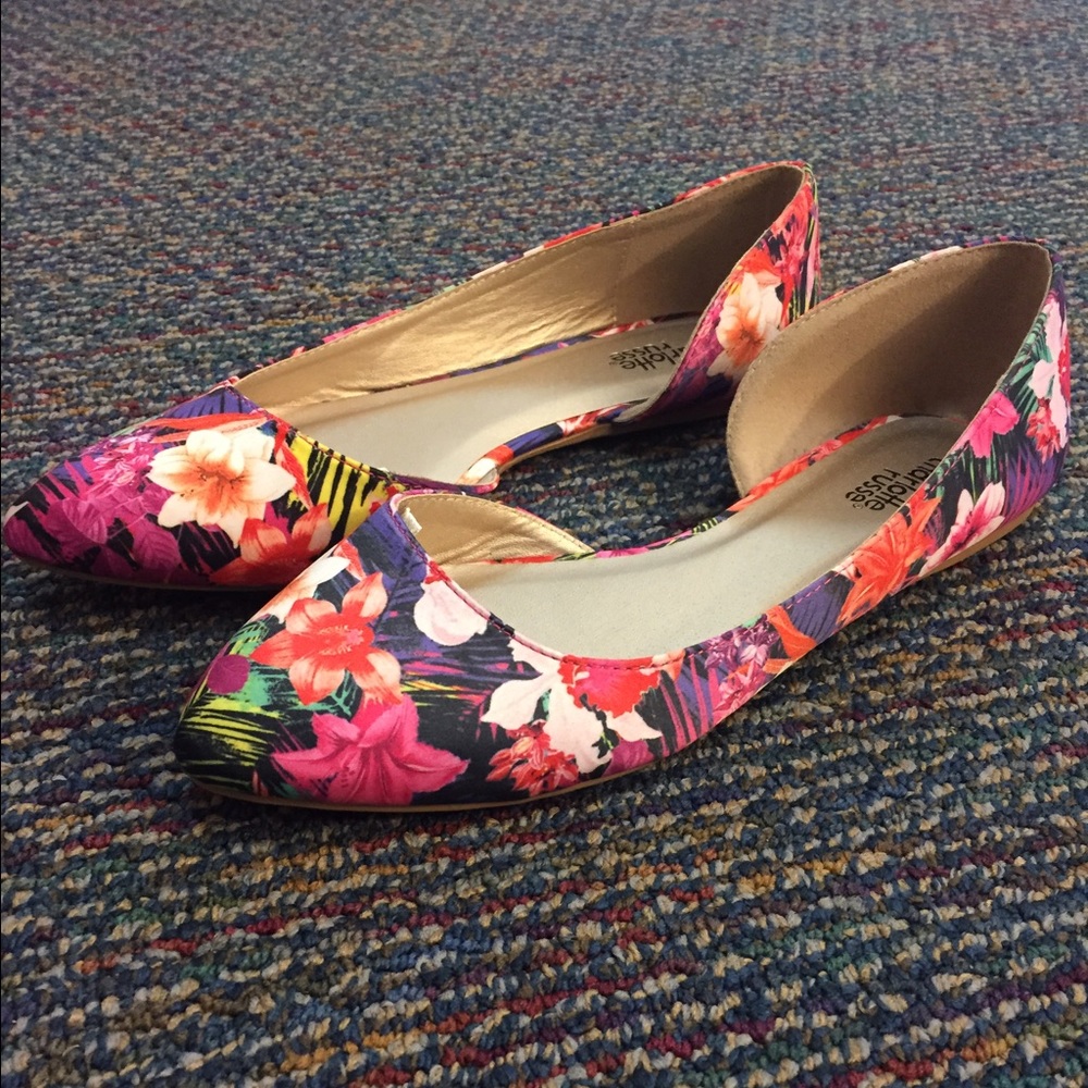 Floral print pointed-toe flats ✨NWOT✨. Size 6