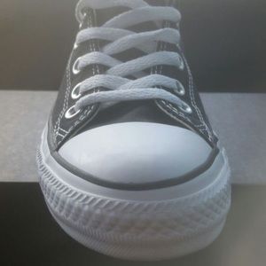 Black and white low top converse