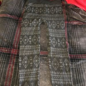 BLACK AND GREY PATTERNED LEGGINGS!!