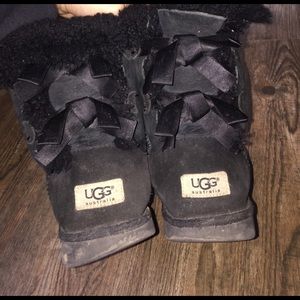 Black Bailey bow uggs