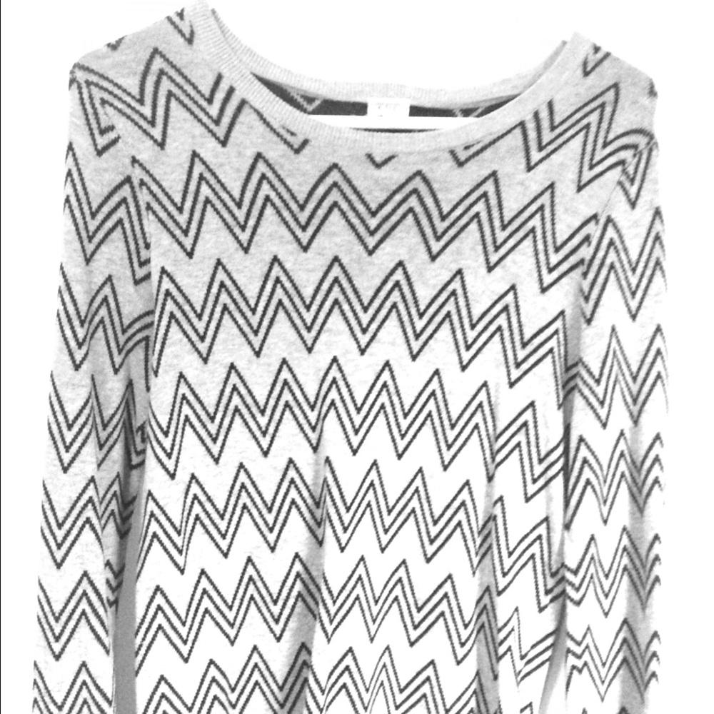 Crown & Ivy Zigzag Grey & Black Pull over