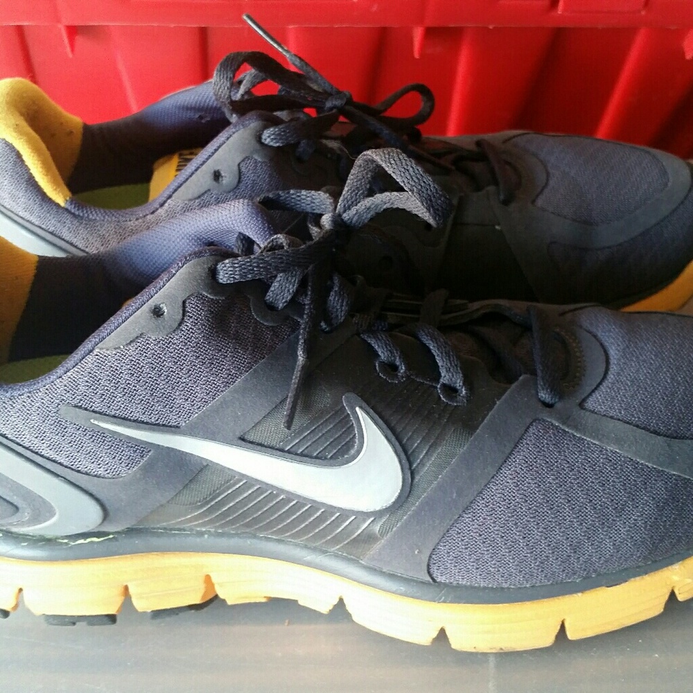 Nike - Picture 3 of 3