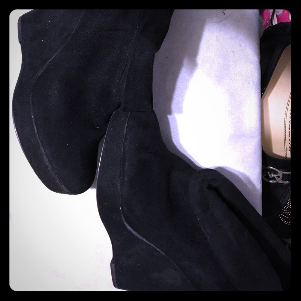 Black wedges