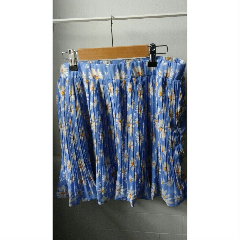 American Rag daisy baby blue pleated skirt