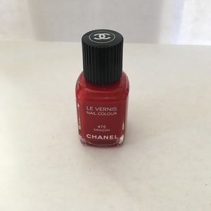 CHANEL nail polish 💅 in red 475 dragon.