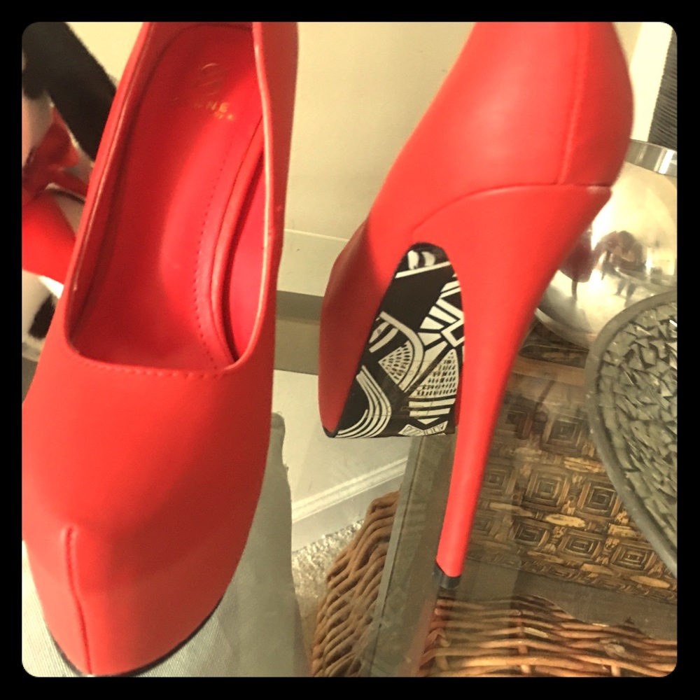 REDD HOTT HEELS