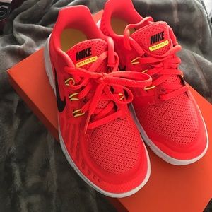 NIKE FREE 5 (PRESCHOOL) size 3! Great condition!