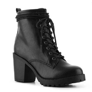 Super cute NEVER WORN combat boots. Zigi soho