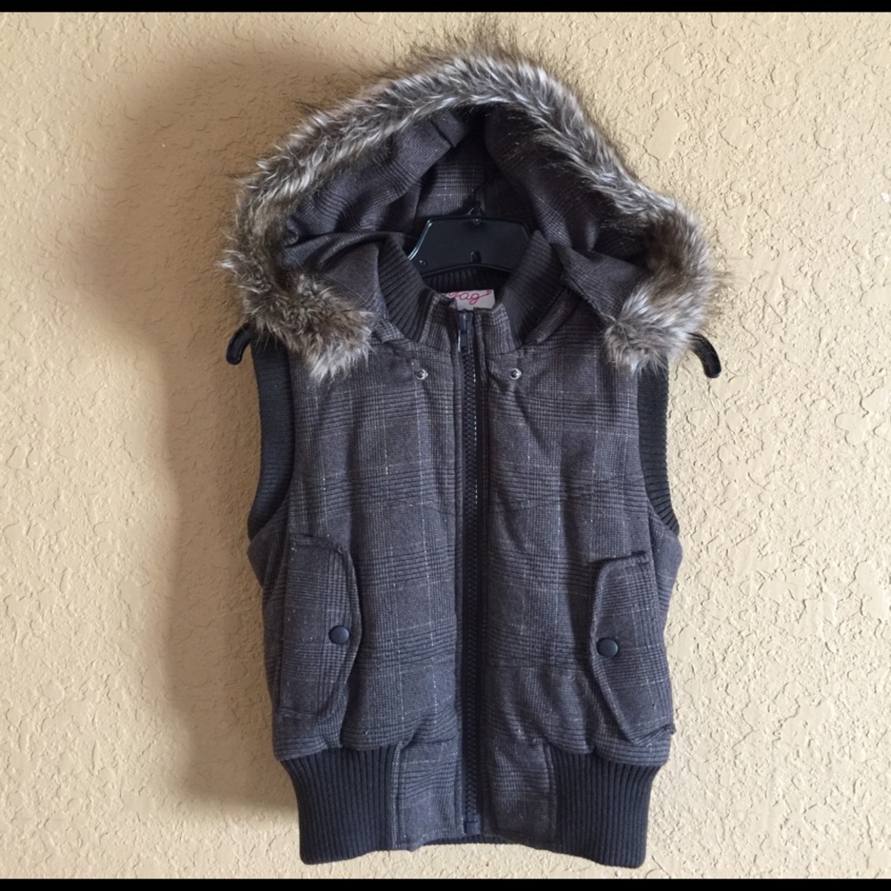 Puffy removable fur hoodie zipped vest